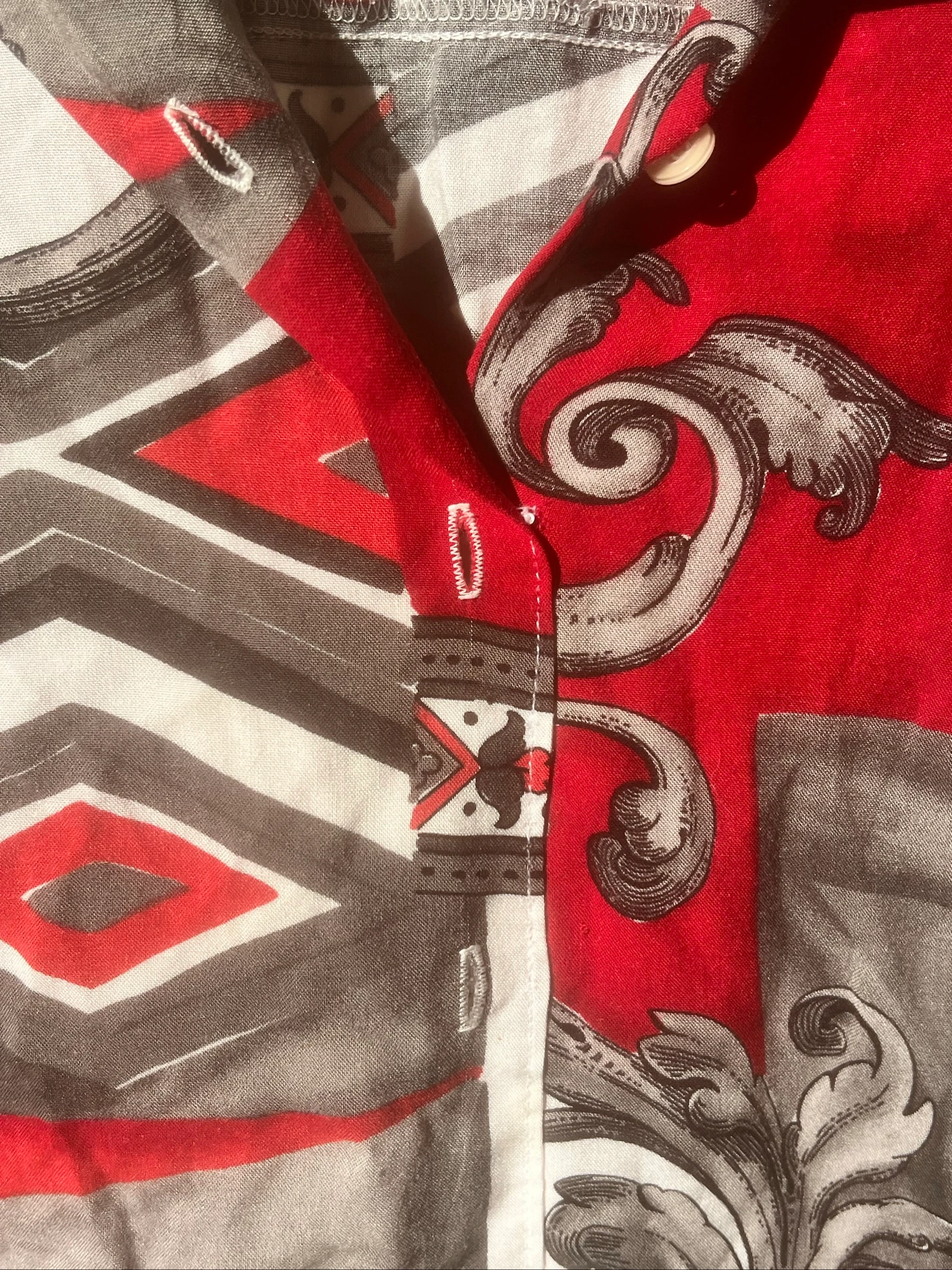 Camisa fluida estampada en rojo, blanco y gris – estilo vintage chic – photo 5